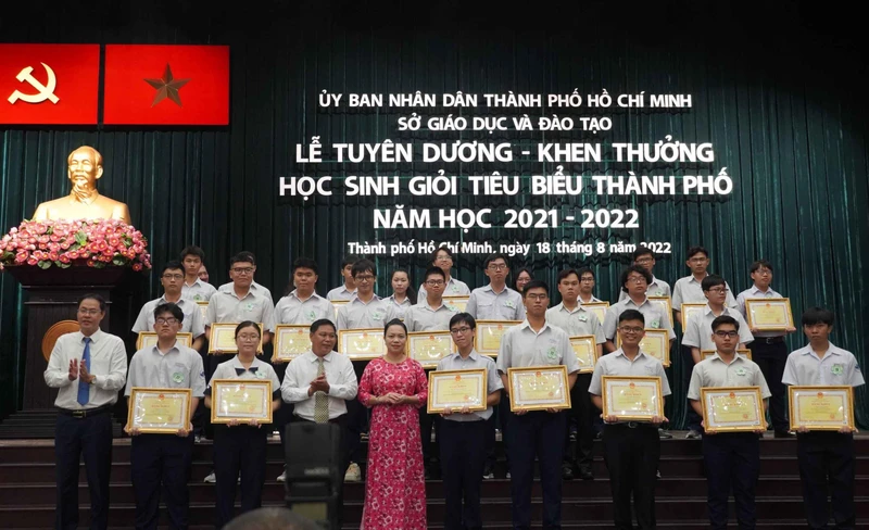 Tuyên dương các học sinh tiêu biểu năm học 2021-2022.