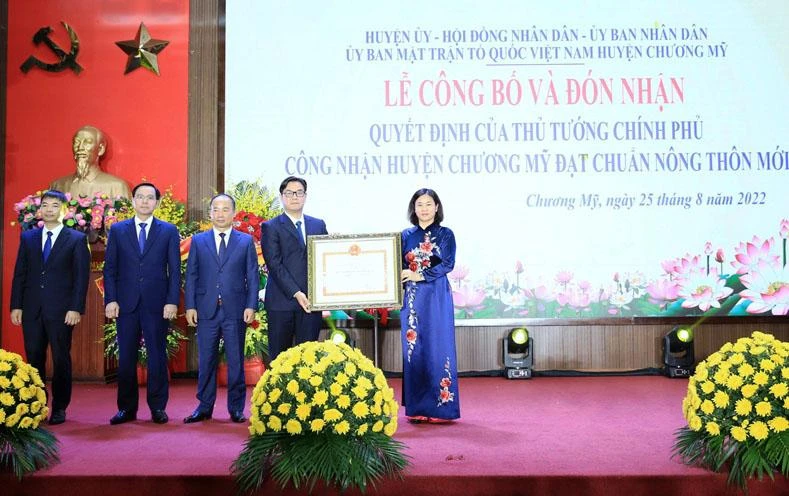 Lãnh đạo Thành phố Hà Nội trao Quyết định công nhận huyện đạt chuẩn nông thôn mới cho huyện Chương Mỹ (Ảnh: Ngọc Anh).