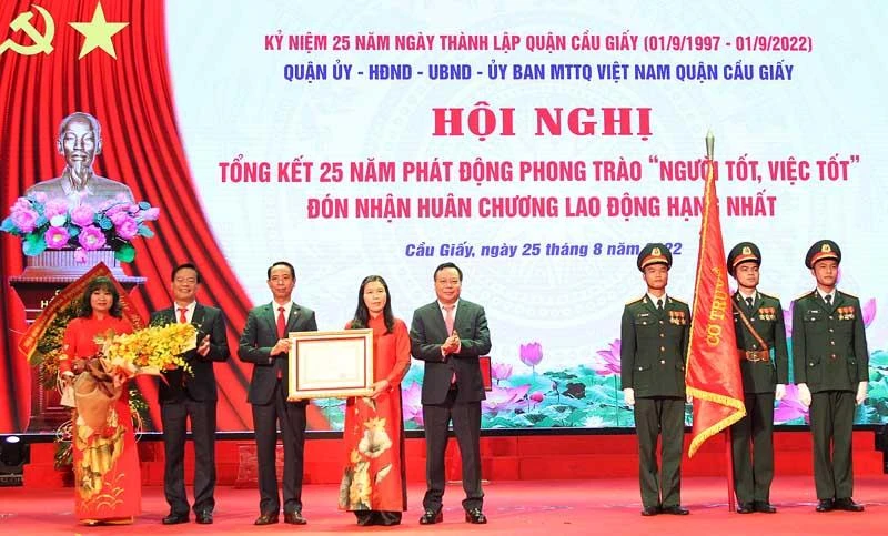 Thừa ủy quyền của Chủ tịch nước, lãnh đạo Thành uỷ Hà Nội đã trao Huân chương Lao động hạng Nhất cho Đảng bộ, chính quyền và nhân dân quận Cầu Giấy.