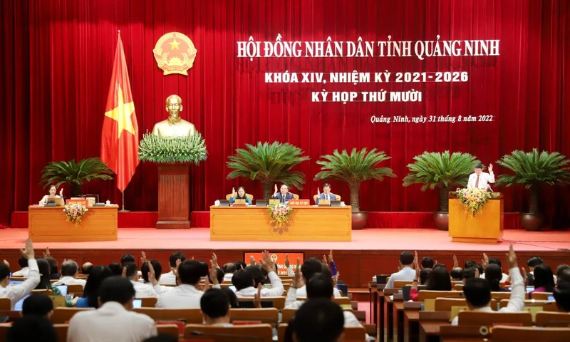 Biểu quyết thông qua Nghị quyết hỗ trợ học phí cho học sinh.