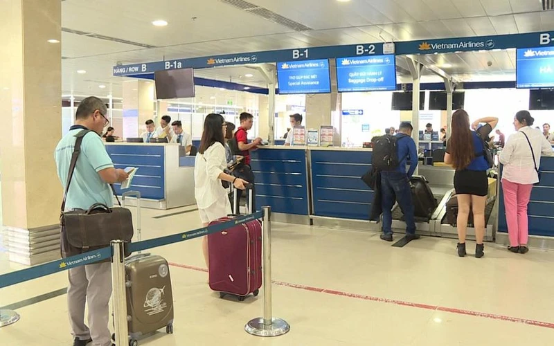 Hành khách làm thủ tục lên máy bay.
