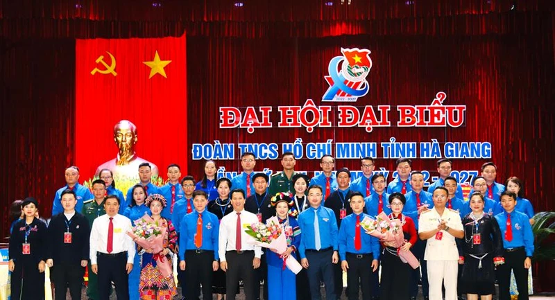 Lãnh đạo Tỉnh ủy Hà Giang và Trung ương Đoàn tặng hoa chúc mừng Ban Chấp hành Tỉnh đoàn khóa mới.