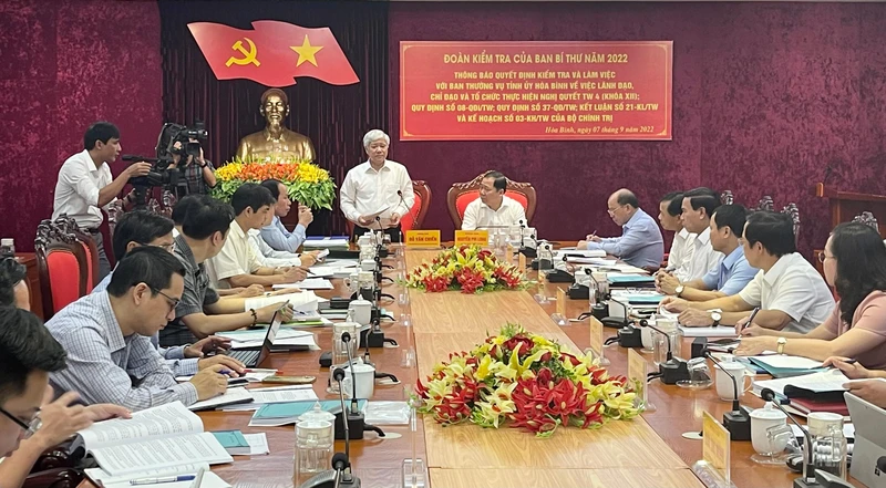 Đồng chí Đỗ Văn Chiến, Bí thư Trung ương Đảng, Chủ tịch Ủy ban Trung ương Mặt trận Tổ quốc Việt Nam phát biểu tại buổi làm việc.
