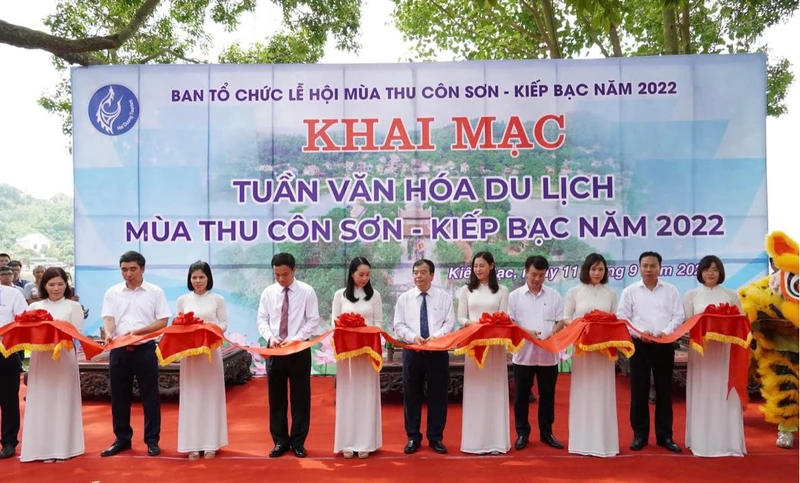 Cắt băng khai mạc Tuần văn hóa du lịch mùa thu Côn Sơn - Kiếp Bạc.