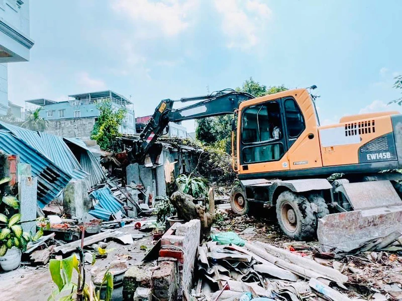 Các phương tiên được huy động để tháo dỡ, giải phóng hoàn toàn mặt bằng dự án đường Đông Khê 2.