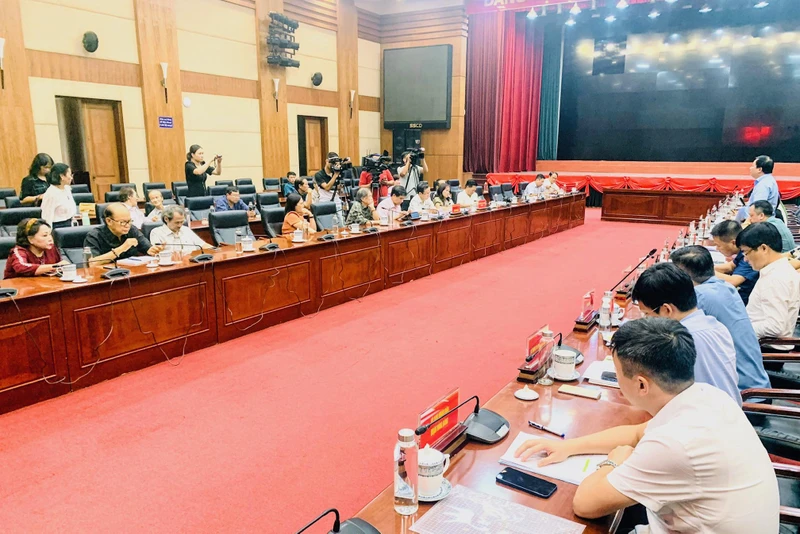 Quang cảnh đối thoại giữa các văn nghệ sĩ Hội Liên hiệp Văn học nghệ thuật Hải Phòng với lãnh đạo và các sở, ban, ngành chức năng thành phố Hải Phòng.