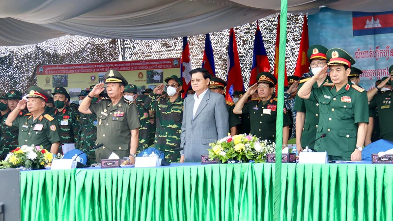 Tổng Bí thư, Chủ tịch nước Lào Thongloun Sisoulith tới thị sát buổi diễn tập chung giữa quân đội ba nước. (Ảnh: TRỊNH DŨNG)
