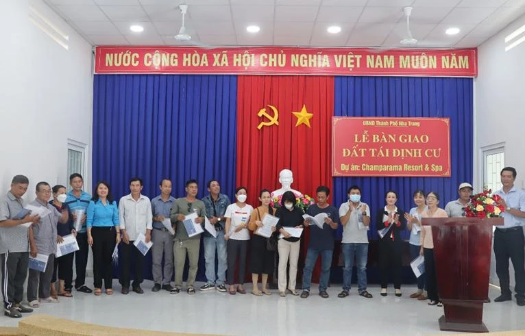 Các hộ dân thuộc phường Vĩnh Hòa nhận bàn giao đất tái định cư dự án Champarama Resort & Spa.