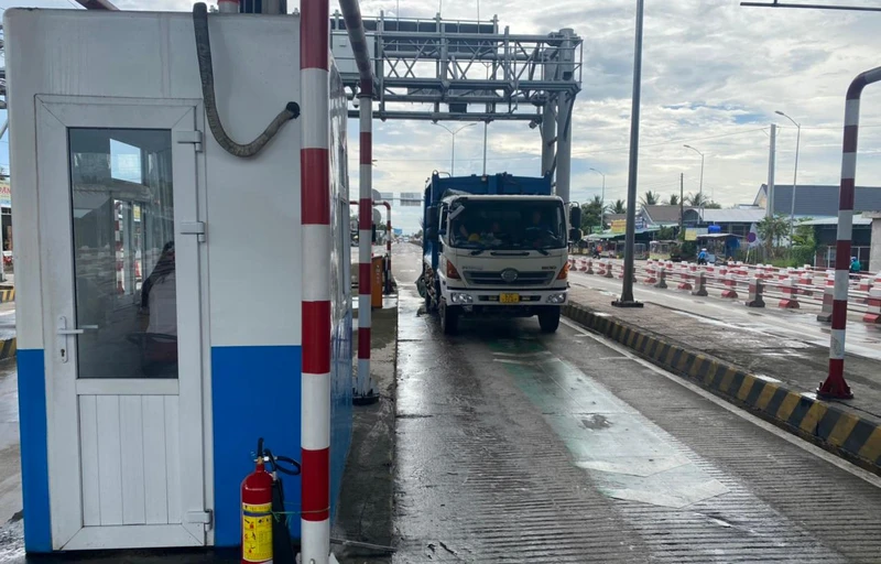 Xe qua trạm thu phí được đặt trên quốc lộ 1 Tiền Giang.