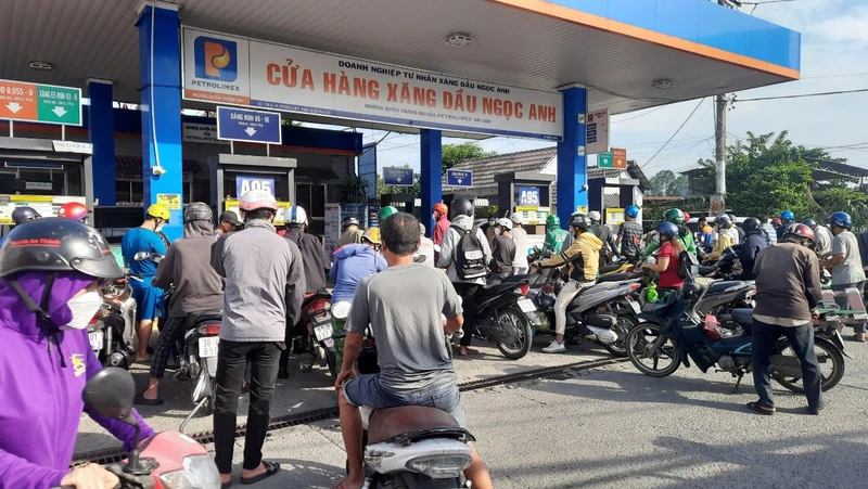 Khách hàng tập trung mua xăng tại Cửa hàng xăng dầu của Petrolimex ở Quốc lộ 1K, khu phố 5, phường Linh Xuân, thành phố Thủ Đức, Thành phố Hồ Chí Minh. (Ảnh: Cao Tân)