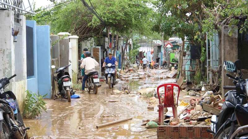 Một số khu vực thấp ở Đà Nẵng vẫn còn ngổn ngang bùn đất.