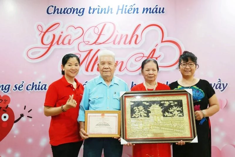Bác Lê Đình Duật và gia đình.