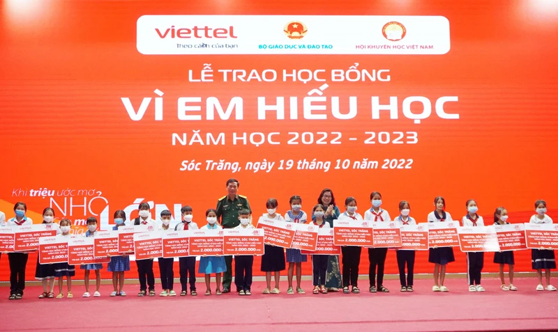 Trao 250 suất học bổng cho “Vì em hiếu học” cho các em học sinh vượt khó học tốt của tỉnh Sóc Trăng.