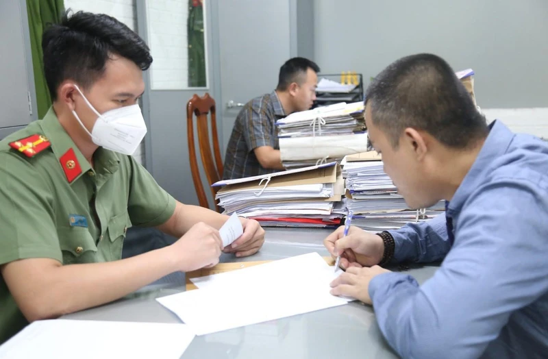 Ông N.T.Q. (bên phải) bị xử phạt hành chính vì đăng tải thông tin sai sự thật. 
