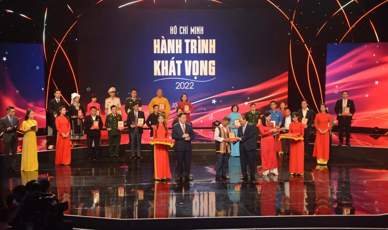 Chủ tịch nước Nguyễn Xuân Phúc trao quà lưu niệm của Chủ tịch nước tặng các điển hình tiêu biểu. 