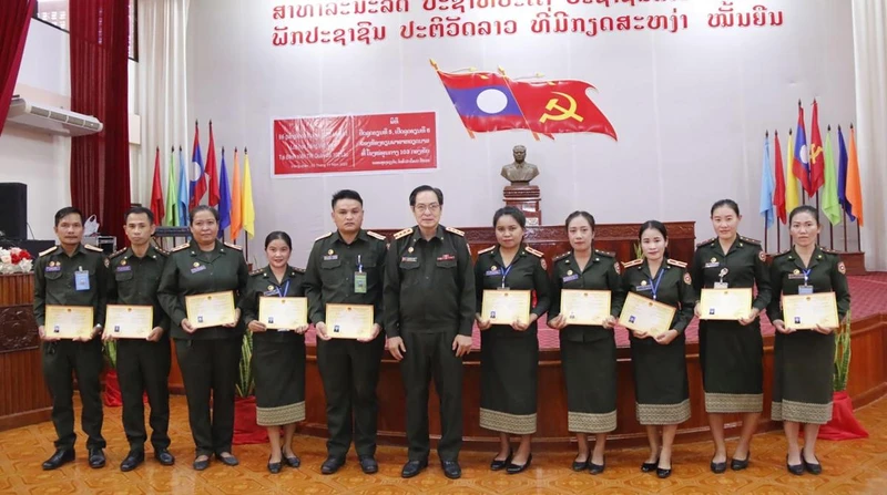 Trao chứng chỉ tiếng Việt cơ bản cho các học viên. Ảnh: Hải Tiến.