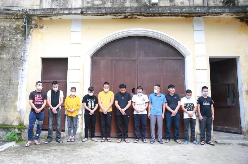 Các đối tượng trong đường dây cá độ bóng đá bị công an bắt giữ. 