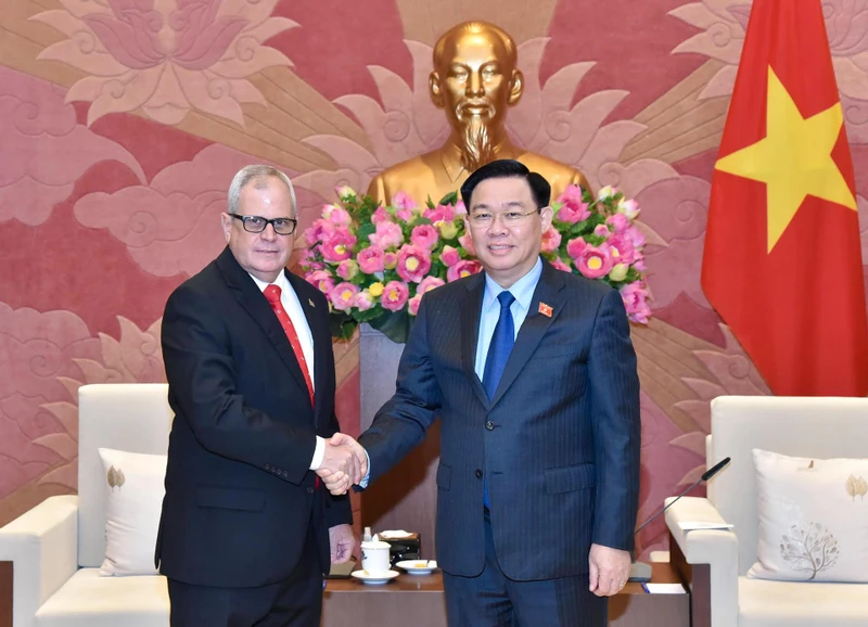 Chủ tịch Quốc hội Vương Đình Huệ và Tổng Thư ký Quốc hội và Hội đồng Nhà nước Cuba Homero Acosta Álvarez tại buổi tiếp.