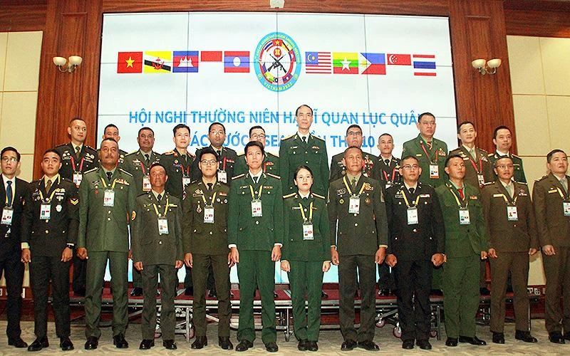 Đại biểu chủ nhà Việt Nam và các nước tham dự ASMAM-10 chụp ảnh lưu niệm tại lễ khai mạc Hội nghị.