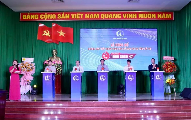 Lãnh đạo Ủy ban nhân dân thành phố Buôn Ma Thuột công bố Tổng đài 1900.86.86.47 là đường dây nóng tiếp nhận và xử lý phản ánh, kiến nghị của tổ chức, công dân về dịch vụ hạ tầng đô thị.