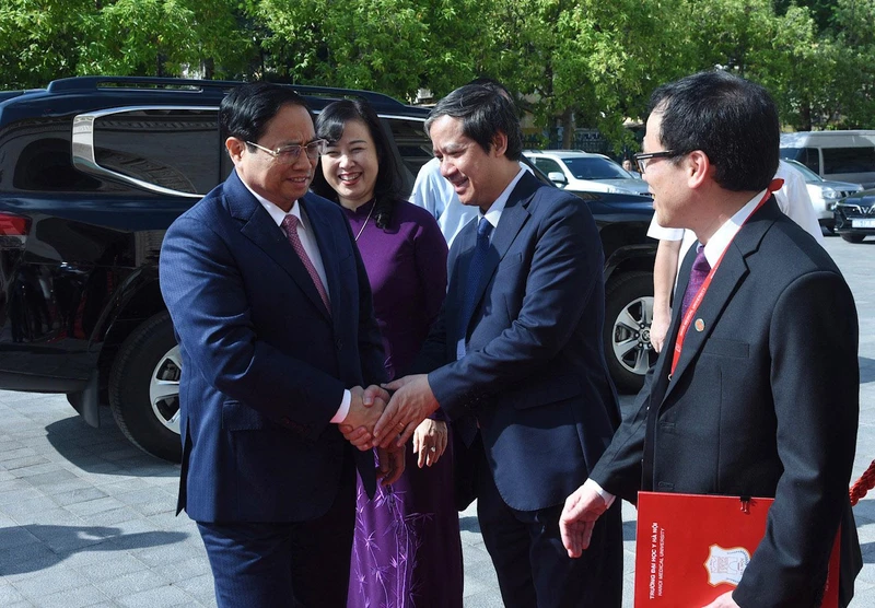 Thủ tướng Phạm Minh Chính với các đại biểu tham dự hội nghị.