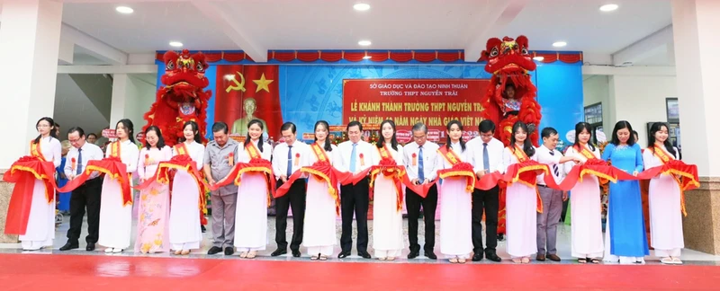Lãnh đạo tỉnh Ninh Thuận và Ban giám hiệu nhà trường cắt băng khánh thành Trường THPT Nguyễn Trãi. 