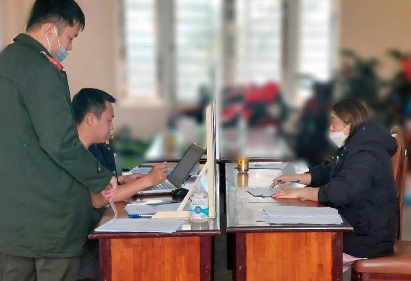 Đối tượng Lê Thị Bích Hoàng tại cơ quan công an.