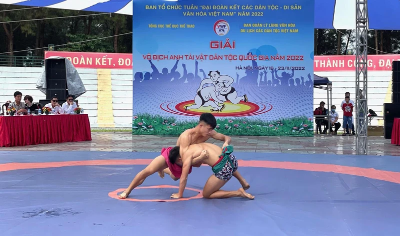 Các vận động viên tham gia giải vật dân tộc.