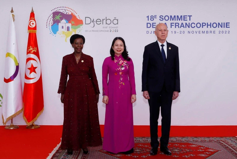 Tổng thống Tunisia Kais Saied (phải) và Tổng thư ký Tổ chức Quốc tế Pháp ngữ Louise Mushikiwabo đón Phó Chủ tịch nước Võ Thị Ánh Xuân dự lễ khai mạc Hội nghị Cấp cao Pháp ngữ lần thứ 18. (Ảnh TTXVN).