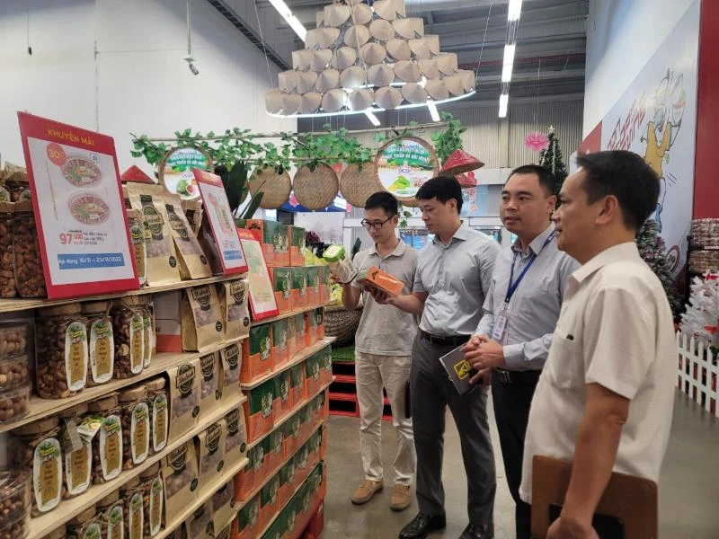 Ban Tổ chức đi kiểm tra việc tổ chức chương trình Tháng Khuyến mại Hà Nội tại các doanh nghiệp.