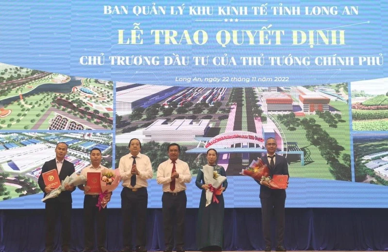 Lãnh đạo tỉnh Long An trao Quyết định chủ trương đầu tư của Thủ tướng Chính phủ cho 4 dự án khu công nghiệp mới.