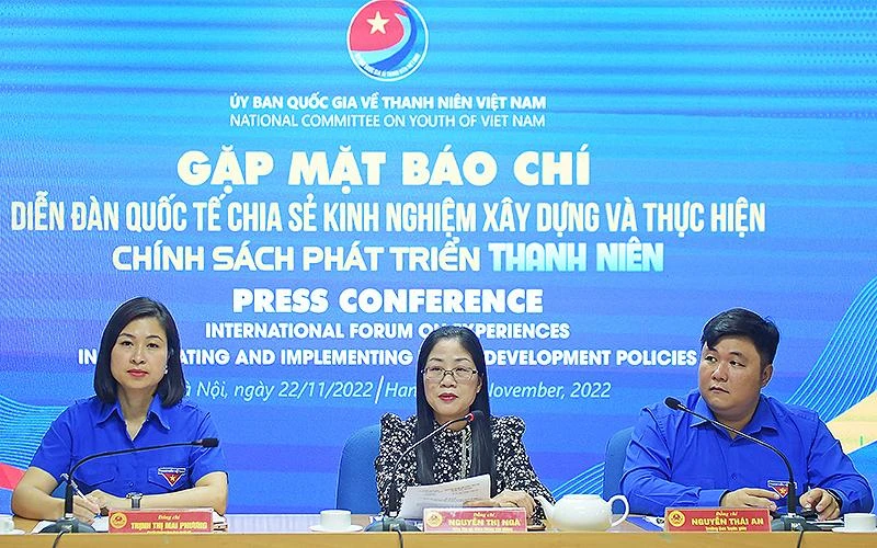 Các đồng chí đại diện Ban Tổ chức thông tin về Diễn đàn.