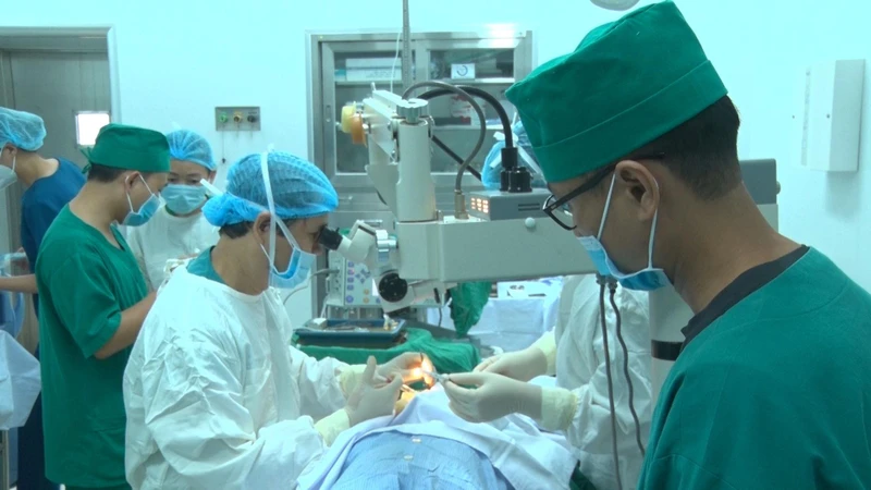 Phẫu thuật đục thủy tinh thể bằng phương pháp Phaco.