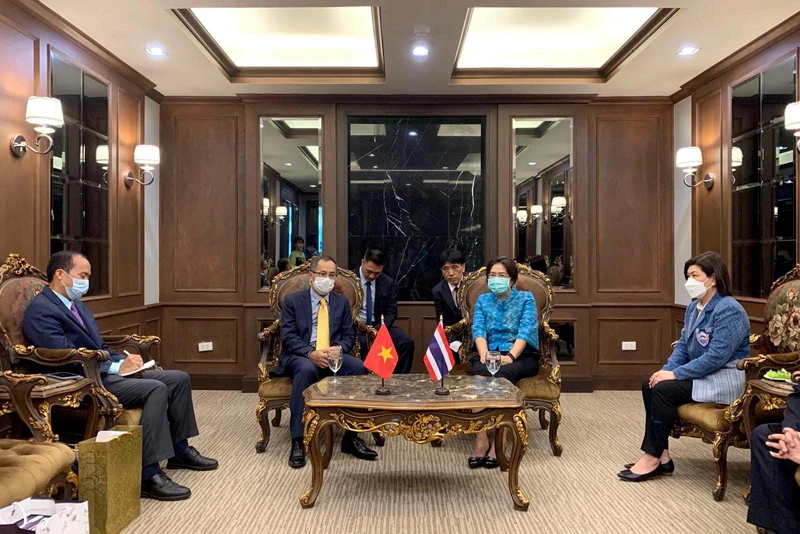 Buổi làm việc giữa Đại sứ Phan Chí Thành và Phó tỉnh trưởng Saraburi Angkana Chitatitta.