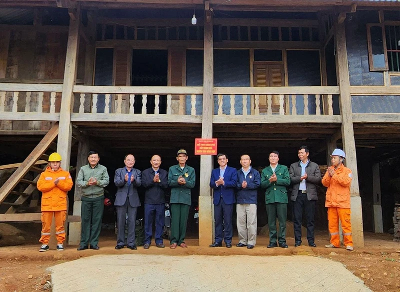 Ngôi nhà nghĩa tình đồng đội được trao cho cựu chiến binh Quàng Văn Lả, bản Cun, xã Chiềng Lao. 