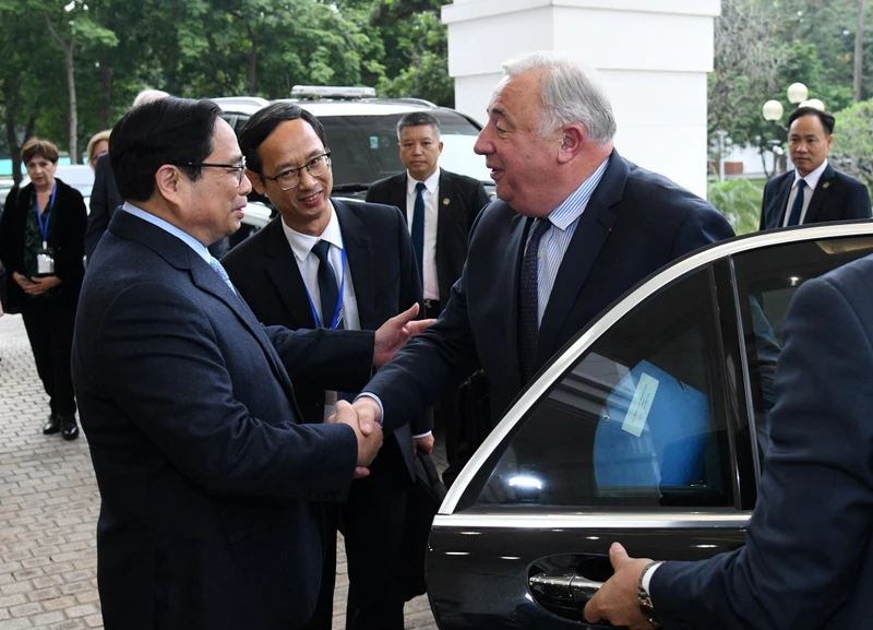 Thủ tướng Phạm Minh Chính đón Chủ tịch Thượng viện Cộng hòa Pháp Gérard Larcher.