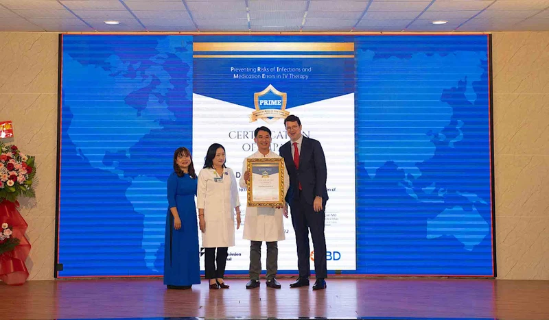 Ông Dominik Becker, Giám đốc lĩnh vực tiêm truyền tĩnh mạch BD, Khu vực Đông Nam Á trao quyết định và trao giấy chứng nhận của tổ chức JCI cho Bệnh viện Đà Nẵng. 