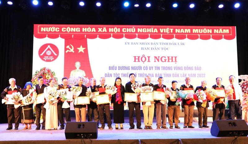 Lãnh đạo Ban Dân tộc tỉnh Đắk Lắk trao tặng Giấy khen cho 100 người có uy tín tiêu biểu trong vùng đồng bào dân tộc thiểu số trên địa bàn tỉnh đã có thành tích xuất sắc trong công tác tuyên truyền, vận động nhân dân tham gia phát triển kinh tế-xã hội, bảo vệ an ninh trật tự, giữ gìn bản sắc văn hóa và đoàn kết dân tộc năm 2022.