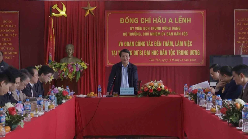 Đồng chí Hầu A Lềnh làm việc tại Trường dự bị đại học dân tộc Trung ương.