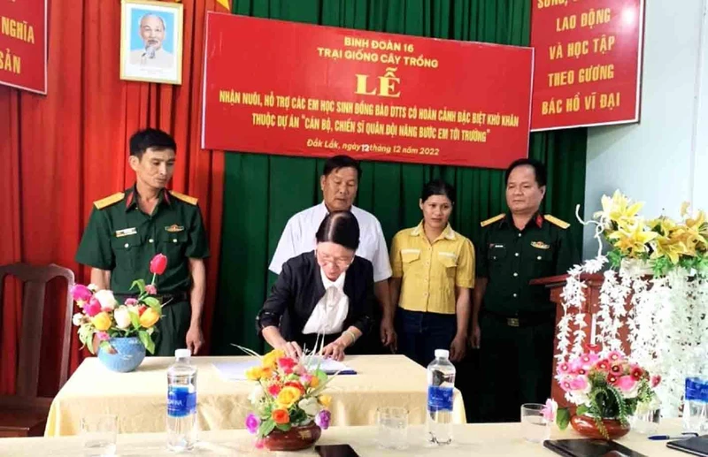 Đại diện lãnh đạo Đảng ủy xã Ia R’vê và Trại giống cây trồng, Binh đoàn 16 ký kết nhận nuôi, hỗ trợ 5 em học sinh đồng bào dân tộc thiểu số có hoàn cảnh đặc biệt khó khăn thuộc Dự án “cán bộ, chiến sĩ quân đội nâng bước em đến trường”.