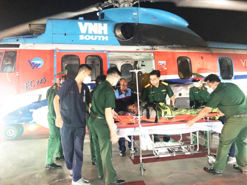 Trực thăng chở bệnh nhân từ đảo Sinh Tồn, tỉnh Khánh Hòa hạ cánh tại Bệnh viện Quân y 175.