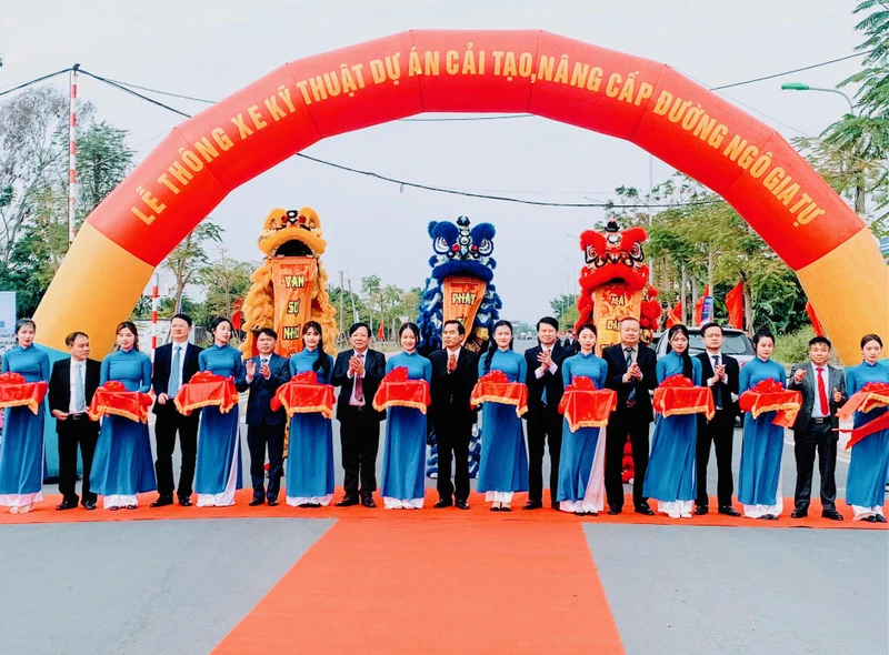 Cắt băng thông xe kỹ thuật dự án cải tạo, nâng cấp đường Ngô Gia Tự.