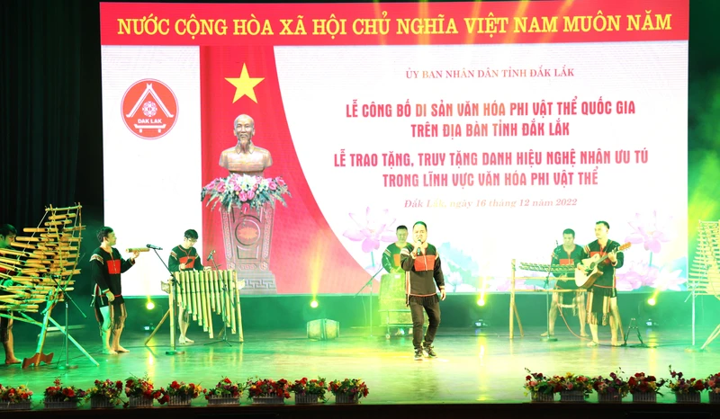 Văn nghệ chào mừng.