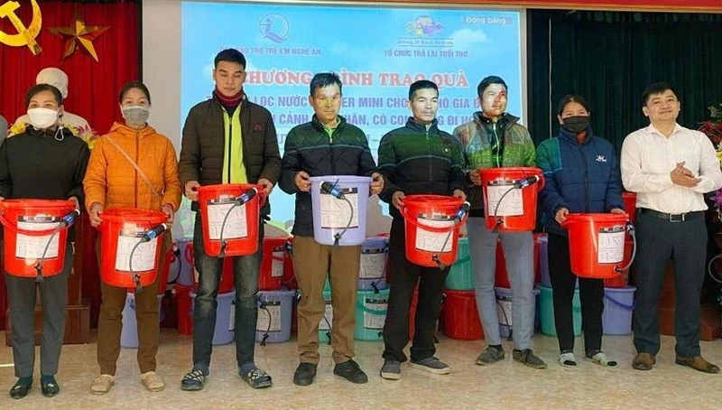 Nhờ các bộ lọc nước mà người dân miền núi Nghệ An có điều kiện sử dụng nước sạch an toàn, hợp vệ sinh. Ảnh Hồ Hòe.