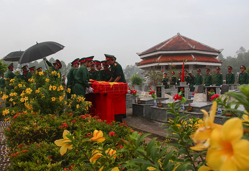 Đưa các liệt sĩ về nơi an nghỉ.