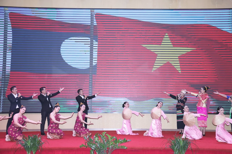 Một tiết mục biểu diễn nghệ thuật tại buổi gặp mặt. (Ảnh: Hải Tiến)