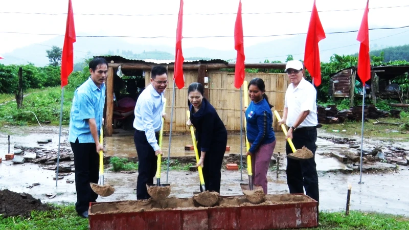 Phó Chủ tịch Uỷ ban Mặt trận Tổ quốc Việt Nam Trương Thị Ngọc Ánh (giữa) dự Lễ khởi công xây dựng nhà Đại đoàn kết cho gia đình bà Y Siêu tại thôn Đắk Duông, xã Ngọc Wang, huyện Đắk Hà, tỉnh Kon Tum.