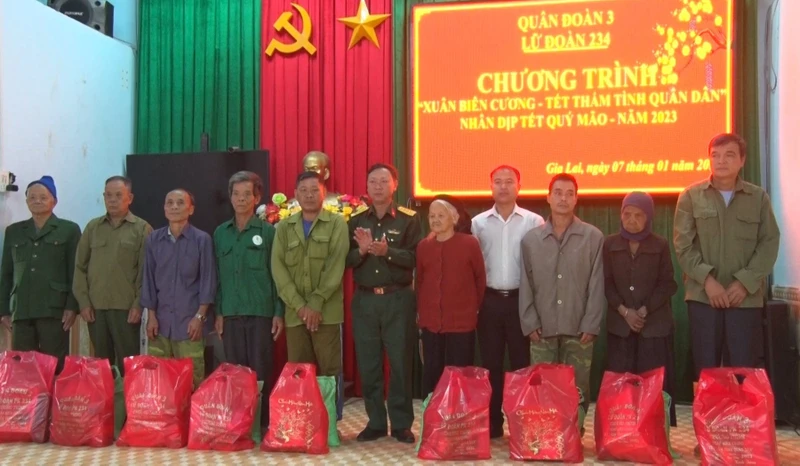 Tặng quà cho bà con nghèo tại xã Ia Lâu (Chư Prông, Gia Lai).