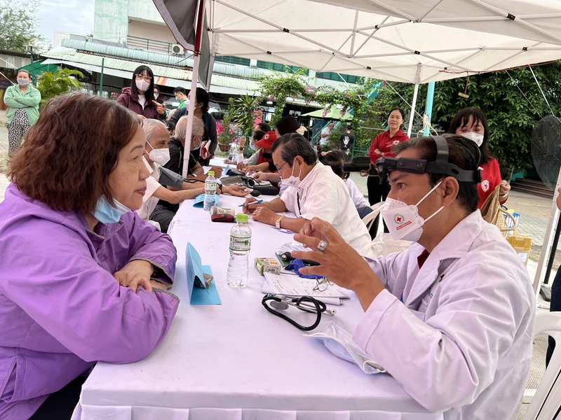 Người dân được thăm khám bệnh miễn phí tại ngày hội.