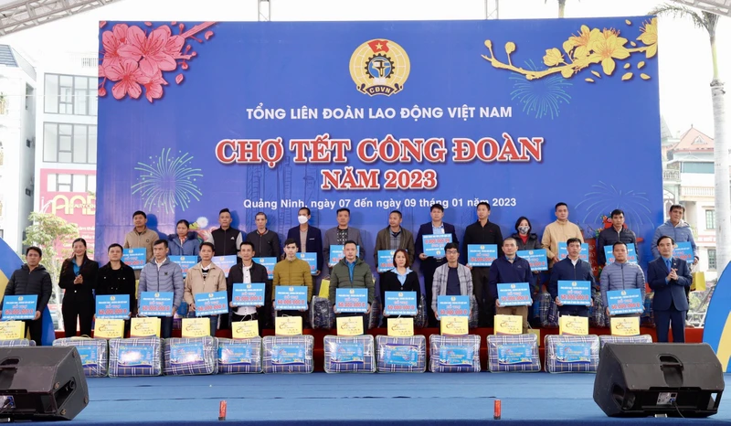Ban Tổ chức trao quà tặng công nhân, lao động có hoàn cảnh khó khăn.